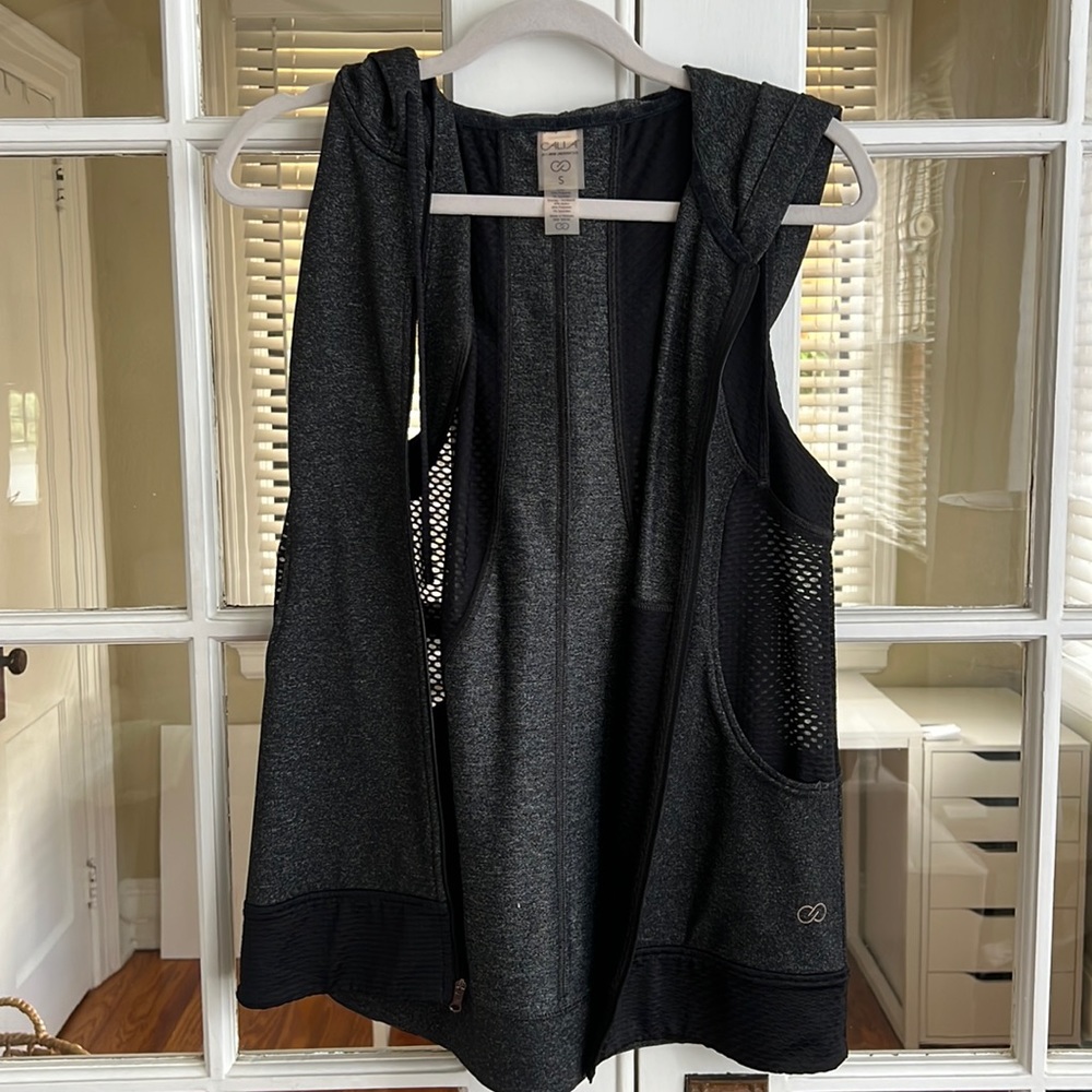 Cali athletic vest with hood